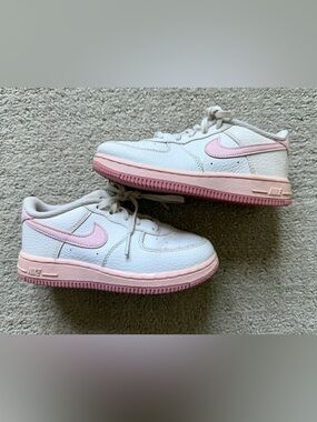 Nike Kids Low-Top Sneakers in White and Light Pink
